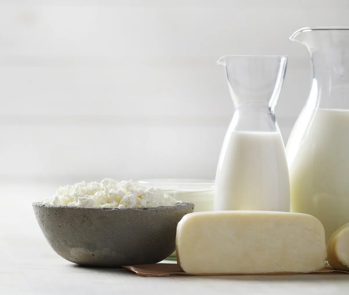 Jarra de leite, queijos e cumbuca com ricota